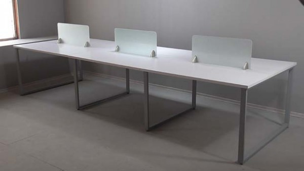 Письменный стол белый на металлических ножках