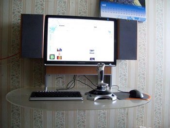 Компьютерный стол прикреплен к стене