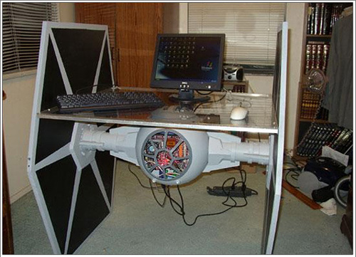 Компьютерный стол Дарта Вейдера по мотивам аги Лукаса